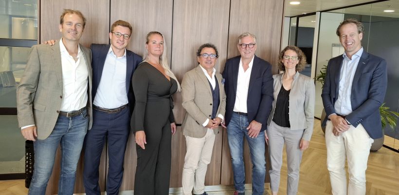 Jan Willem Hoekman (directeur financier Capital Cleaning), Valentin Cecil (directeur financier adjoint Groupe Samsic), Heidi Joustra (directrice opérationnelle Capital Cleaning), Olivier Payen (président Samsic Facility), Peter Kram (DG Capital Cleaning), Marine Brisson Conan (responsable juridique Samsic), Ewoud Douwstra (directeur Commercial Capital Cleaning).