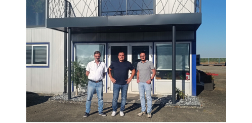 Christophe Touchard au centre avec ses deux repreneurs. 