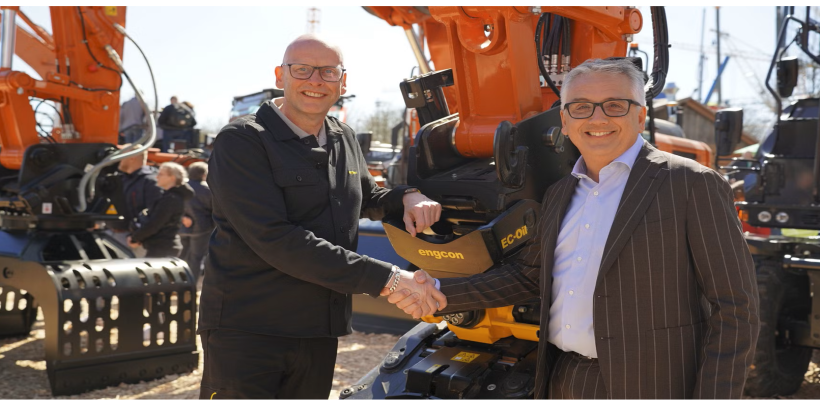 De gauche à droite, Krister Blomgren, PDG d’engcon et Francesco Quaranta, président-directeur général d'Hitachi Construction Machinery Europe (HCME).