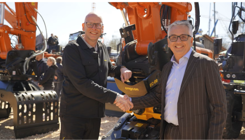 De gauche à droite, Krister Blomgren, PDG d’engcon et Francesco Quaranta, président-directeur général d'Hitachi Construction Machinery Europe (HCME).