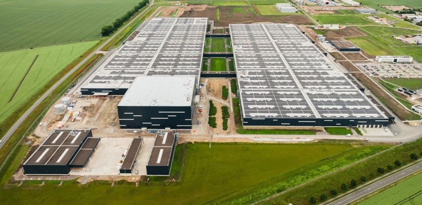 Les toits du Daimler Truck Global Parts Center d'Halberstadt sont recouverts de panneaux solaires.