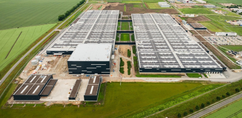 Les toits du Daimler Truck Global Parts Center d'Halberstadt sont recouverts de panneaux solaires.
