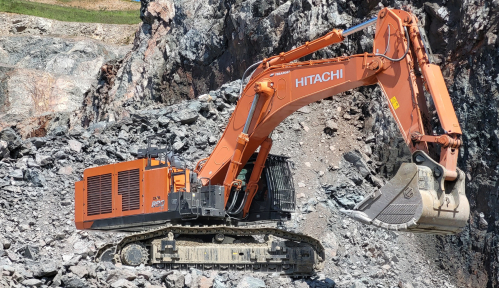 Au sein de la carrière de Bellegarde-en-Forez, la pelle Hitachi ZX 890-7 est affecté au chargement des tombereaux en front de taille.