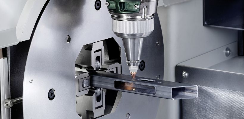 Un tube est fixé dans le mandrin qui tourne et potentiellement se déplace. 