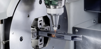 Un tube est fixé dans le mandrin qui tourne et potentiellement se déplace. 