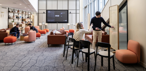 Au cœur du nouveau social parisien de Covivio, cet espace, baptisé La Fabrique, joue la carte de la modularité  avec gradins intégrés, mobilier mobile, surfaces réinscriptibles et équipements high-tech.
