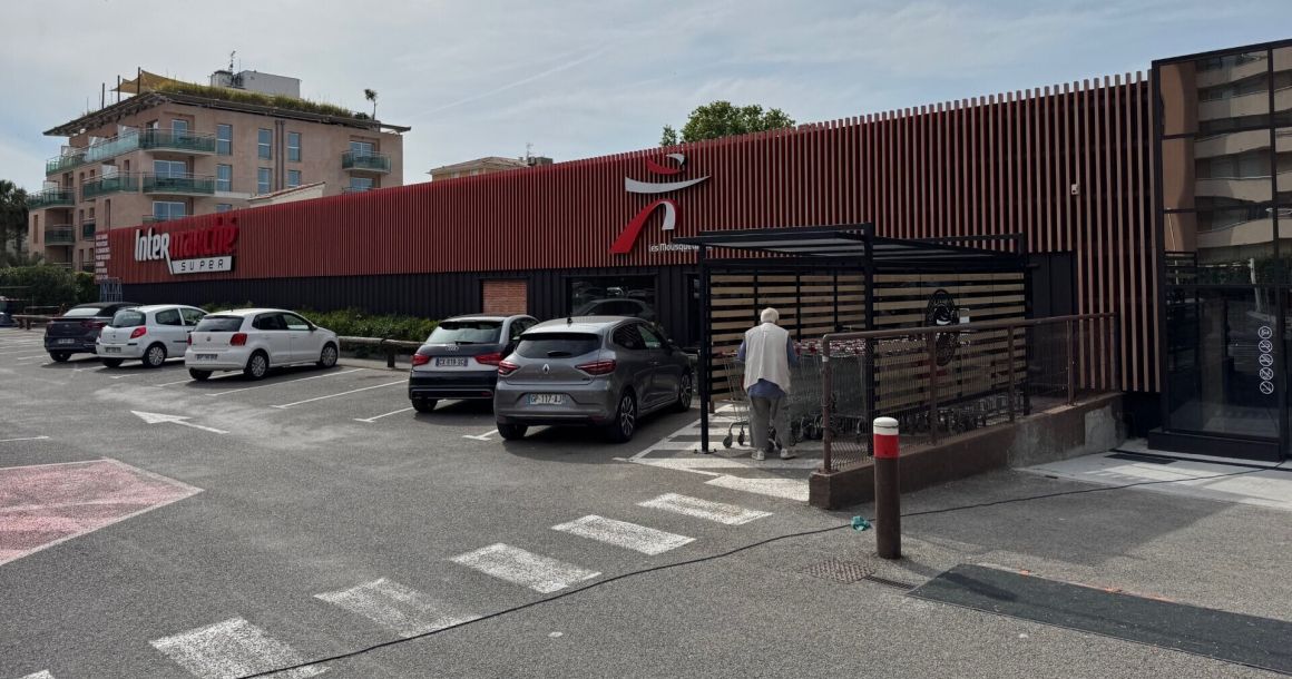 le supermarché Casino de Fréjus, situé à deux pas du remblai et de la plage, est devenu un Intermarché Express, propriété de Denis Pham-Van, également propriétaire d’une autre unité sous la même enseigne à Saint Raphaël.