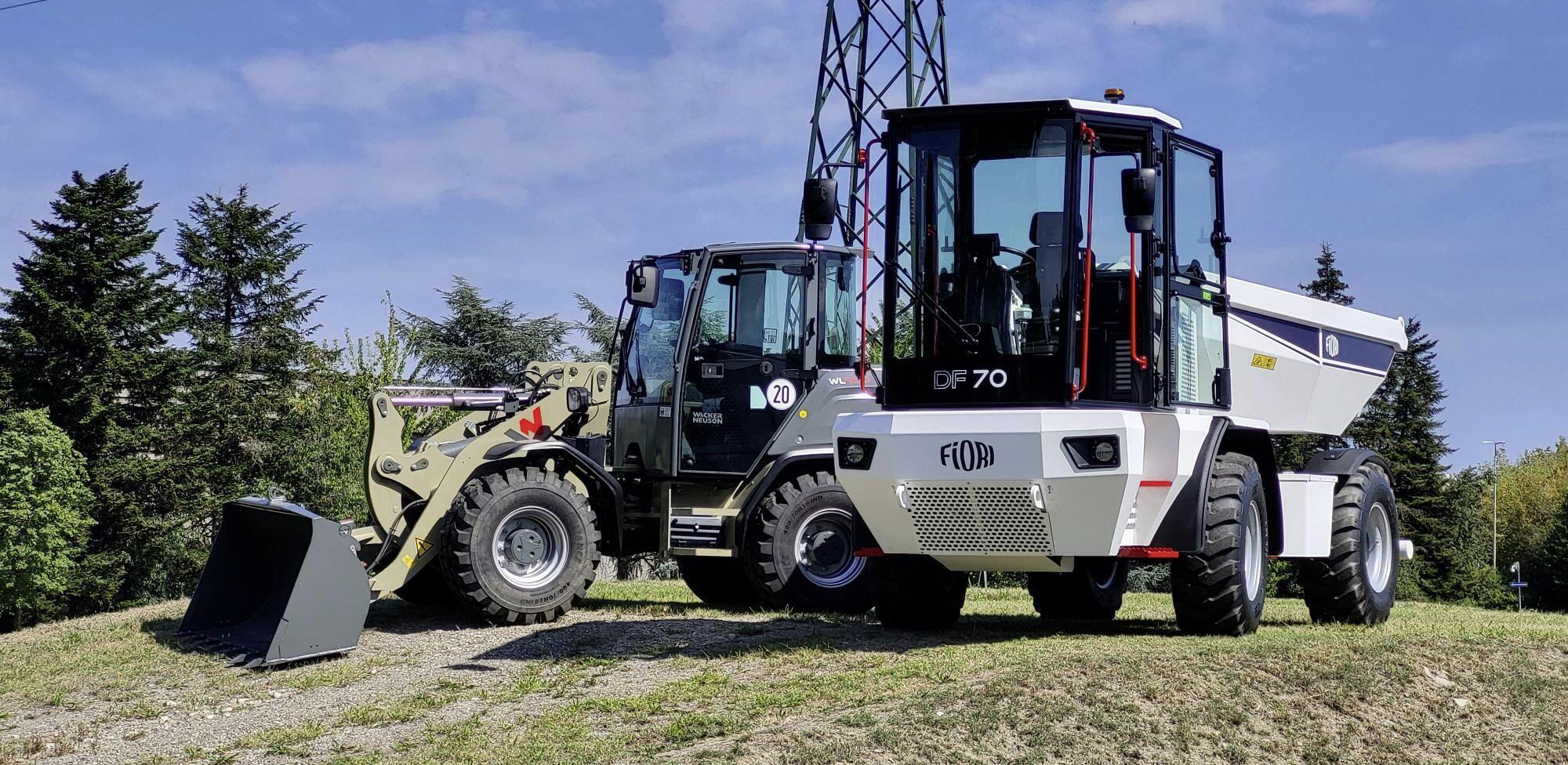 La chargeuse sur pneus WL950 de Wacker Neuson et  le motobasculeur DF70 de Fiori  étaient deux des engins présentés durant les Demo Days.