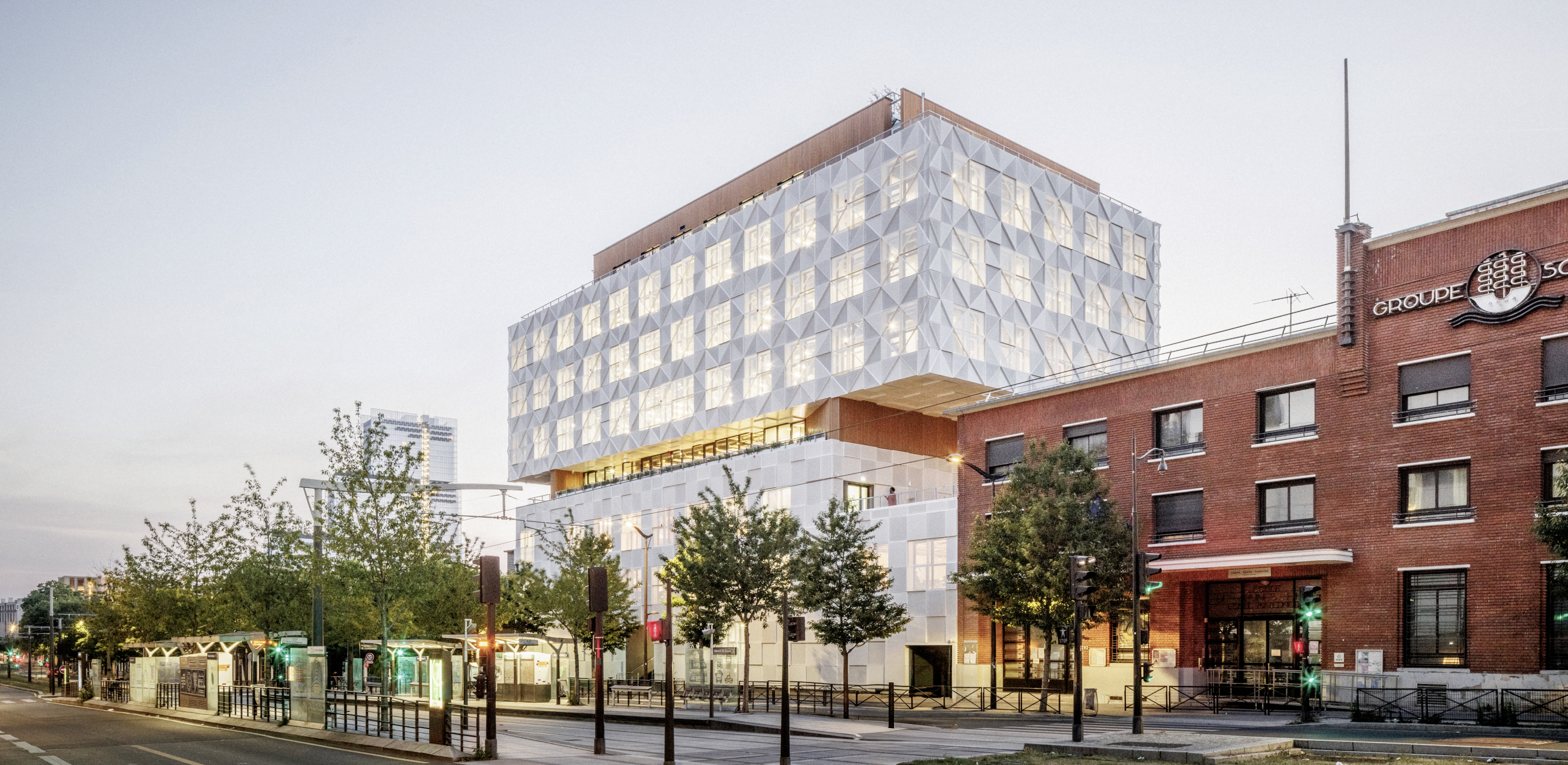 A la tombée du soleil, la peau du bâtiment laisse voire sa transparence. 