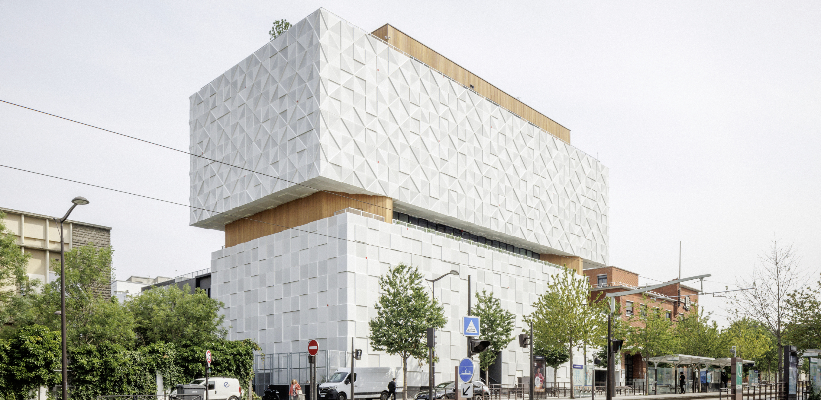 Avec sa surélévation, le bâtiment s'élève à 18 m de haut.  
