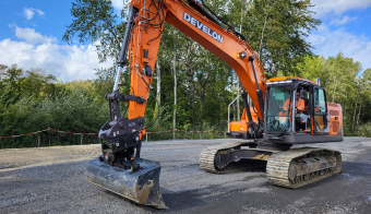 Début septembre, une pelle DX230LC-9 de Develon a rejoint le chantier de l'écluse de Montmacq dans l'Oise pour une semaine d'essai. Elle était équipée d'un système d'arrêt automatique en cas de risque de collision avec un piéton.
