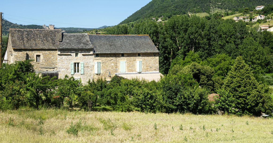 Les maisons anciennes en zone rurale, impossibles à isoler par l'extérieur et éloignées des réseaux électriques, ne peuvent pas toutes être converties à la pompe à chaleur.