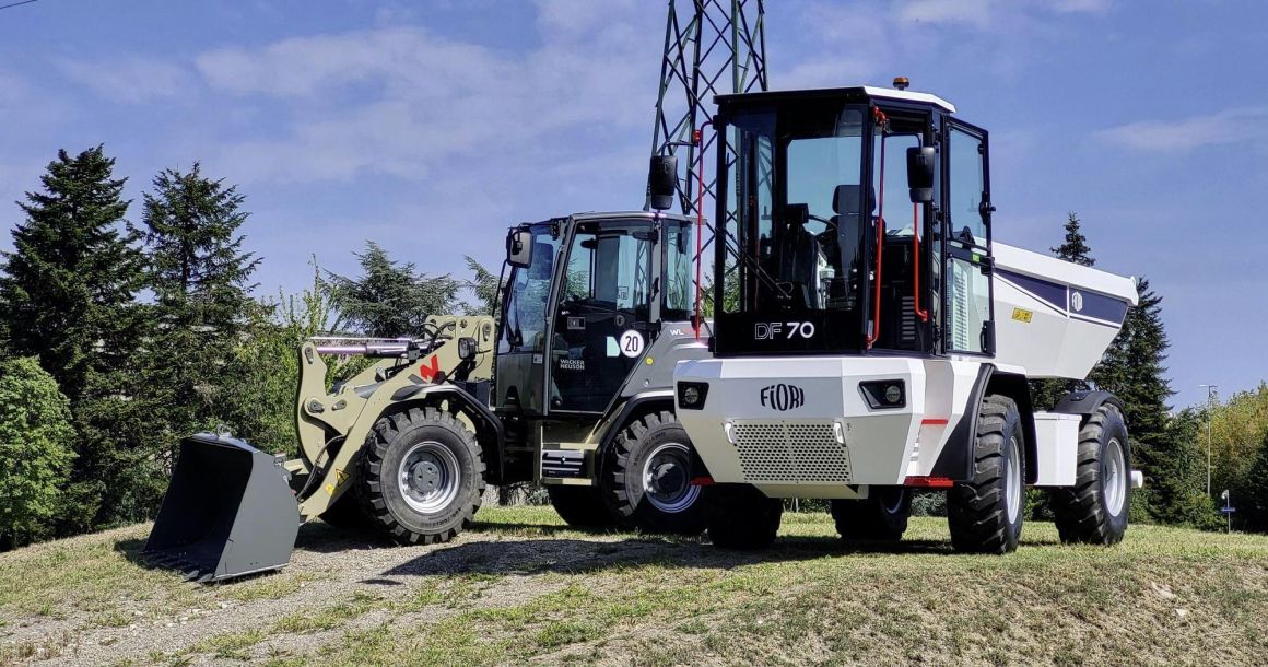 La chargeuse sur pneus WL950 de Wacker Neuson et  le motobasculeur DF70 de Fiori  étaient deux des engins présentés durant les Demo Days.