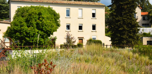 La végétalisation en toiture du réservoir est visible des bâtiments alentours. 
