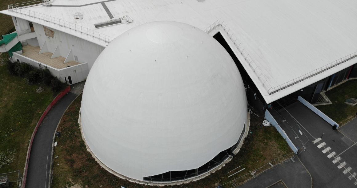 Les 1 200 m² du dôme de la patinoire est recouvert d'une membrane synthétique en EVA.