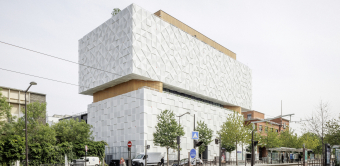 Avec sa surélévation, le bâtiment s'élève à 18 m de haut.  
