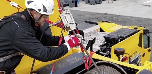 Le nettoyeur se compose notamment d'un manchon de lubrification et d'une bague de raclage à fixer sur le câble.
