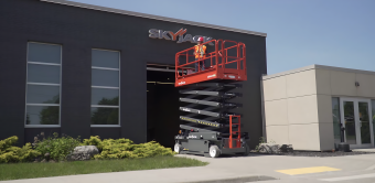 Avec la nacelle ciseaux électrique SJ5545 E, Skyjack vise des applications extérieurs et intérieurs.