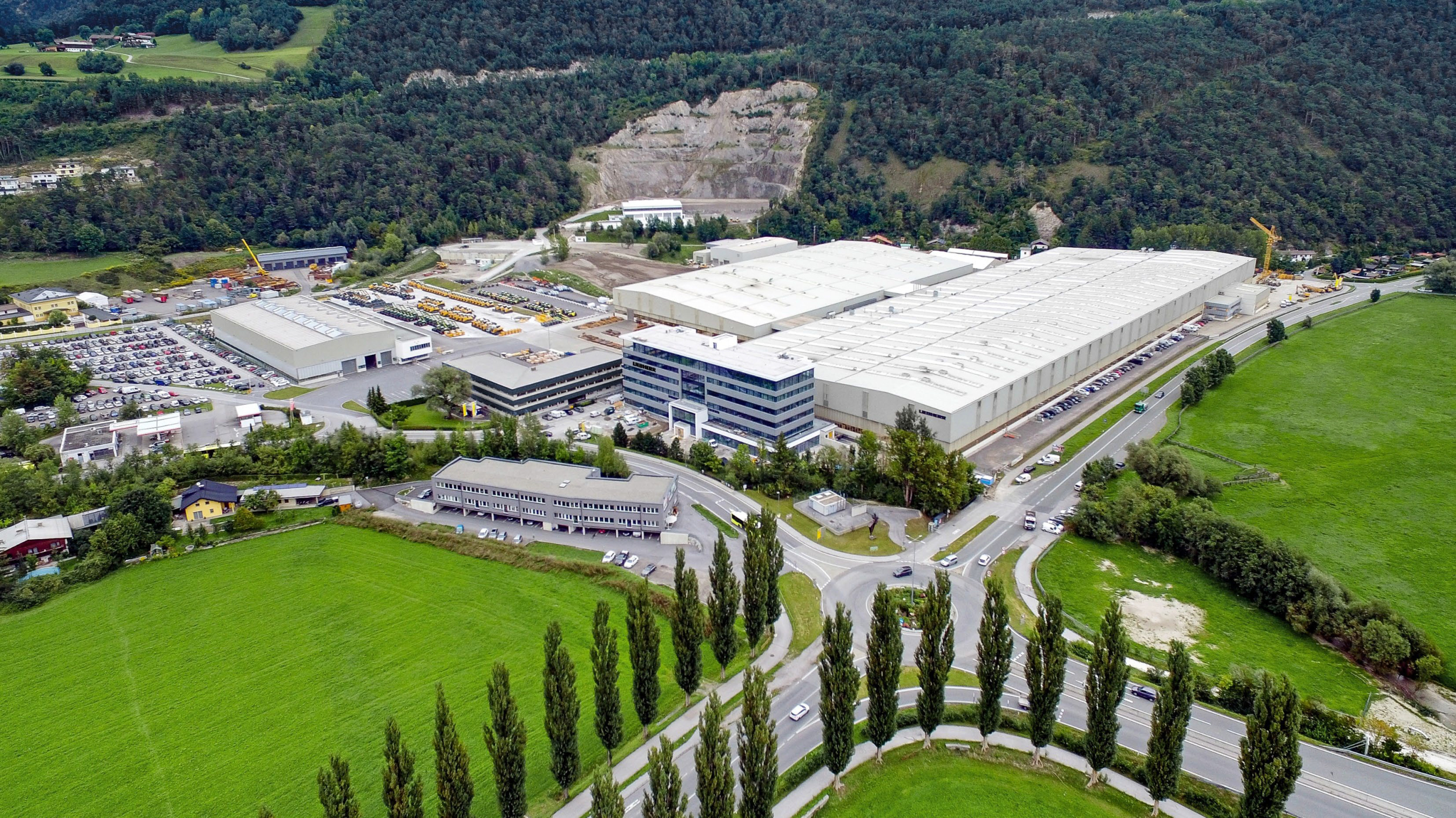 Situé dans le Tyrol autrichien, l'usine de Liebherr-Werk Telfs produit les bouteurs, les chariots télescopiques, les chargeuses sur chenilles et les poseurs de canalisation du groupe.