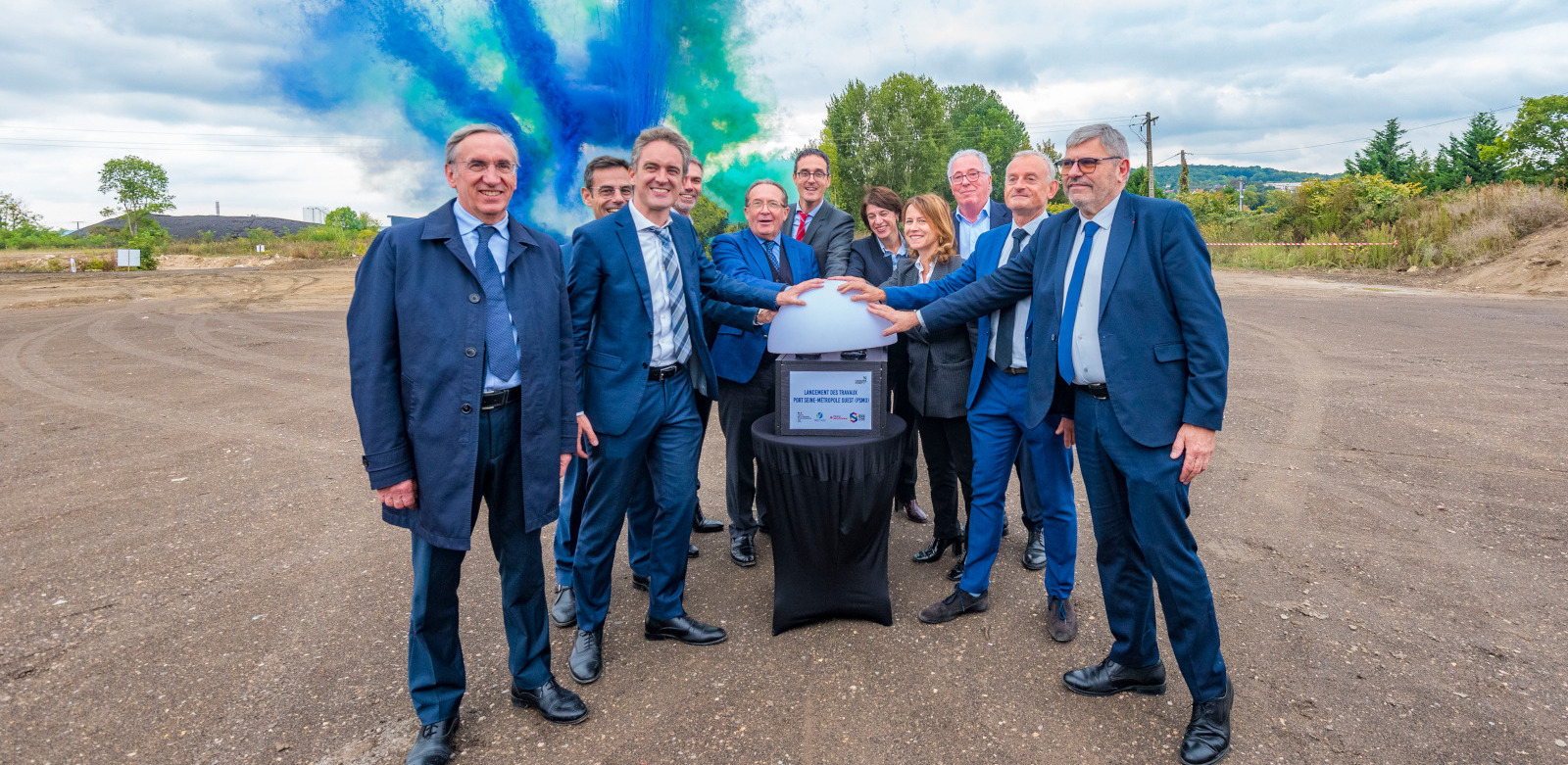 Les représentants d'Haropa Port et les élus lors du lancement des travaux de Port Seine Métropole Ouest, à Andrésy le 25 septembre.