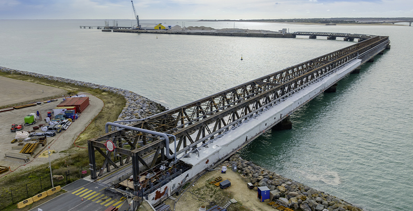 Mis en service en 1939, le viaduc relie le môle d'escale au port industriel de La Rochelle. Sa structure métallique, très abimée, doit être rénovée. 
