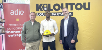 De gauche à droite : Frédéric Lavenir, Président de lʼAdie, Ibrahim Magassa, client de l'Adie et Pierre Knoché, directeur général de Kiloutou France lors de la signature du partenariat.