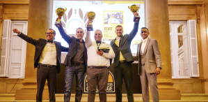 Le podium de la demi-finale EMEA du Global Operator Challenge, de gauche à droite : Sebastian Behr (3e), Gunter Dewit (1e) et Nicolai Thomsen (2e).