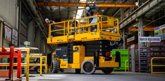 La HS21 E peut notamment se déplacer en pleine hauteur.