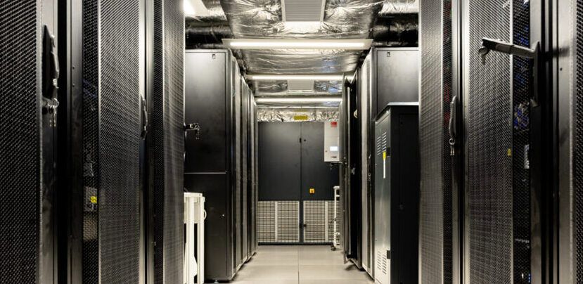 La gestion de la température du local serveur est garantie par 2 armoires froides Stulz de 59 kW chacune assurant un débit maximal de 16 500 m3/h, l’une prenant le pas sur l’autre en cas de panne.