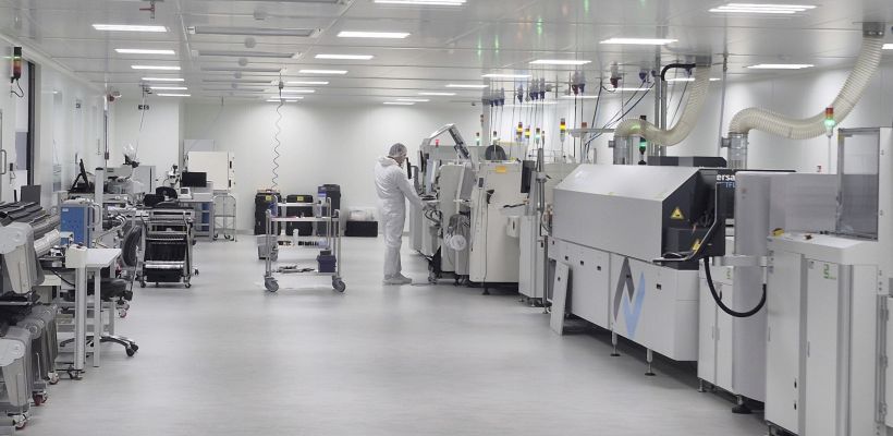 La ligne de production automatisée d'Artec 3D pour l'assemblage interne de circuits électroniques imprimés, sous environnement maîtrisé.