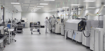 La ligne de production automatisée d'Artec 3D pour l'assemblage interne de circuits électroniques imprimés, sous environnement maîtrisé.