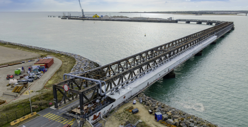 Mis en service en 1939, le viaduc relie le môle d'escale au port industriel de La Rochelle. Sa structure métallique, très abimée, doit être rénovée. 