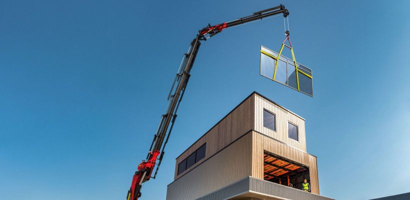 la grue PK 720 TEC peut atteindre 34,4 m avec une flèche télescopique supplémentaire.