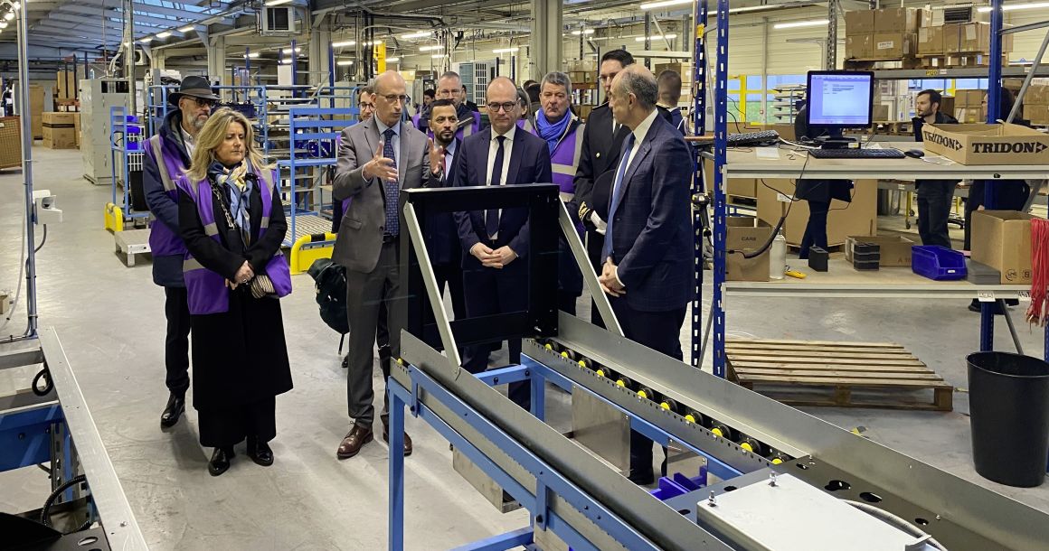 François Frisquet (à gauche), PDG de Frisquet, explique à Sébastien Martin, ministre délégué à l'Industrie (au centre), les étapes de fabrication d'une PAC. A droite, le maire de Meaux, Jean-François Copé.