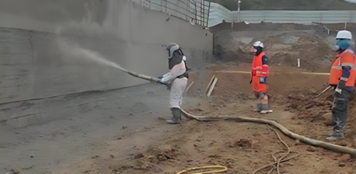 La projection de béton par voie sèche expose les équipes à des contraintes physiques et au risque d’inhalation de poussières contenant de la silice cristalline