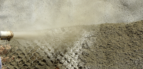 La projection de béton par voie sèche expose les équipes à des contraintes physiques importantes et au risque d’inhalation de poussières contenant de la silice cristalline.