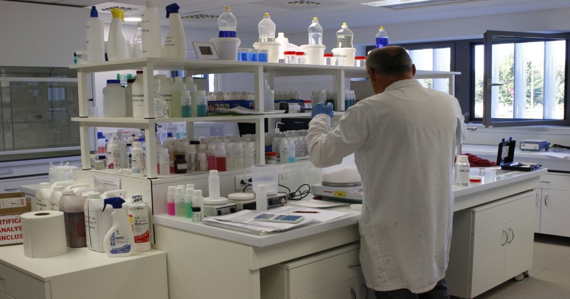 La R&D des fabricants de produits, comme ici le laboratoire d'Eyrein Industrie, est fortement impactée par la réglementation.