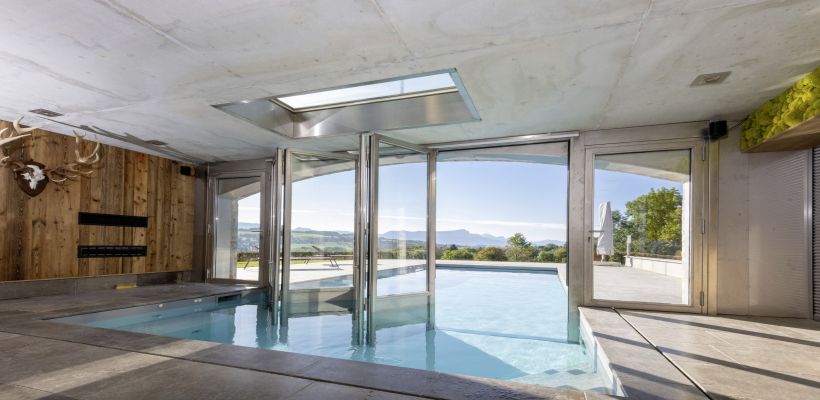 En hiver, le bassin intérieur peut atteindre une température de 28°C quand à l'extérieur l'eau est à 6 ou 7°C. 