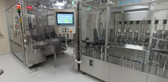 Remplisseuse et capsuleuse ophtalmique de Steriline OFCM84.