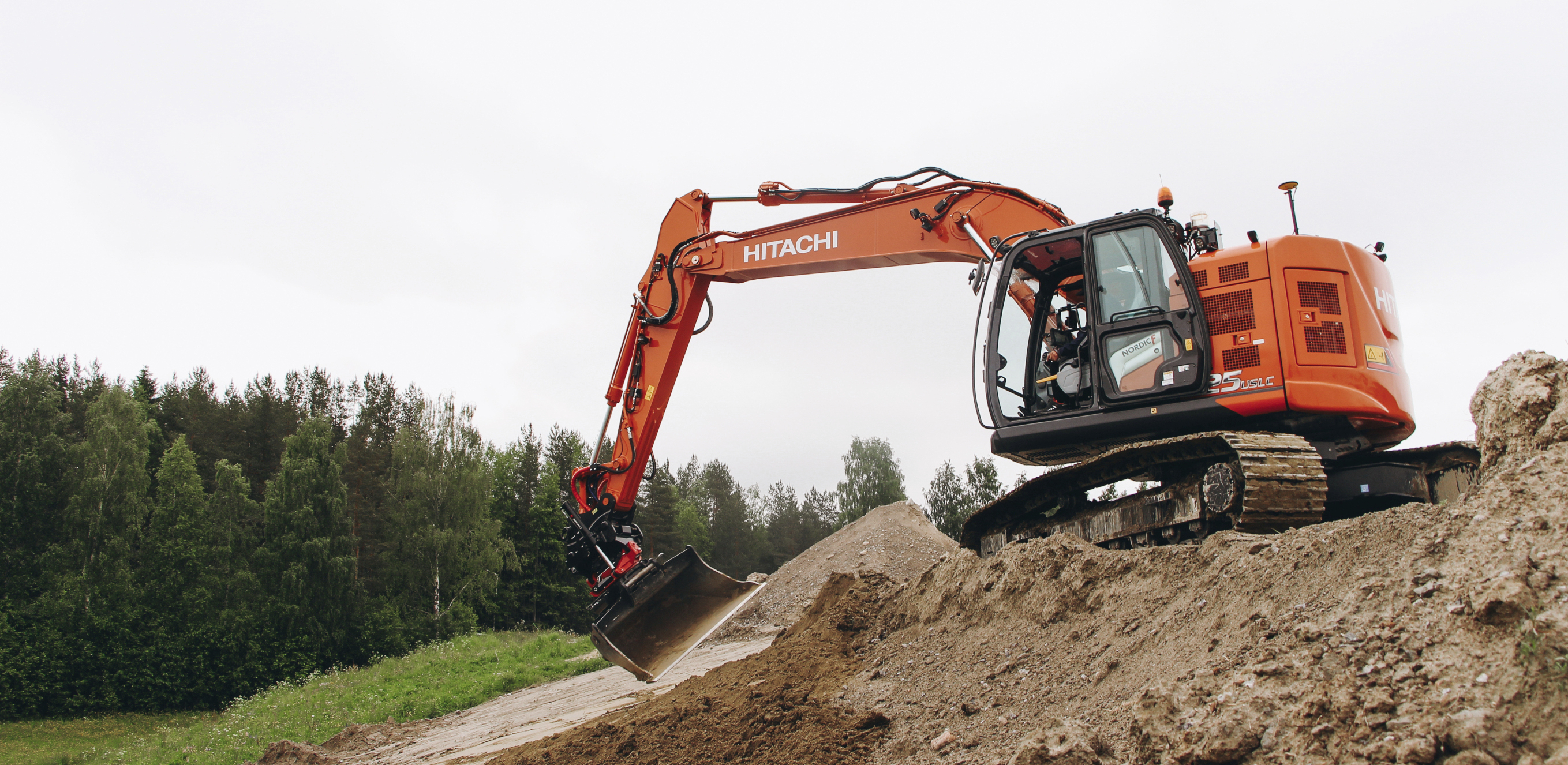 Les pelles Hitachi pourront être équipés d’accessoires Rototilt en usine.