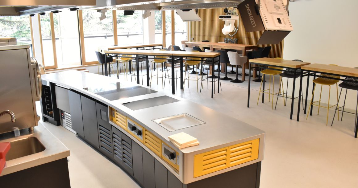 En cuisine de démonstration, un magnifique piano bicolore à induction, réalisé par Pyrenox promet des Masterclass savoureuses.
