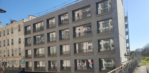 Une surélévation de quatre étages a été réalisée sur un bâtiment en rez-de-chaussée. 