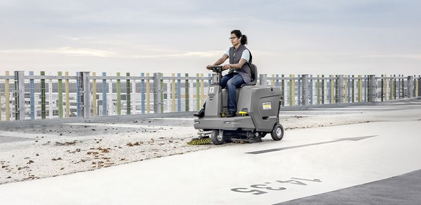 Les balayeuses autoportées Kärcher peuvent être équipées de batteries gel ou de batterie lithium.