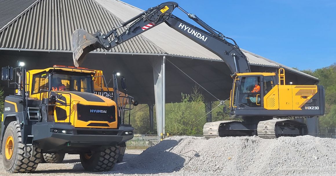 Hyundai poursuit son développement avec le pelle HX230 et le tombereau HA45A 4×4.
