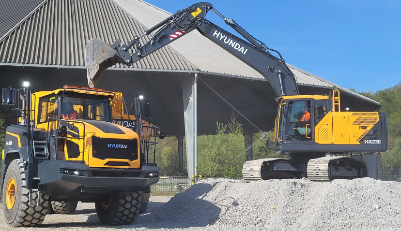 Hyundai poursuit son développement avec le pelle HX230 et le tombereau HA45A 4×4.