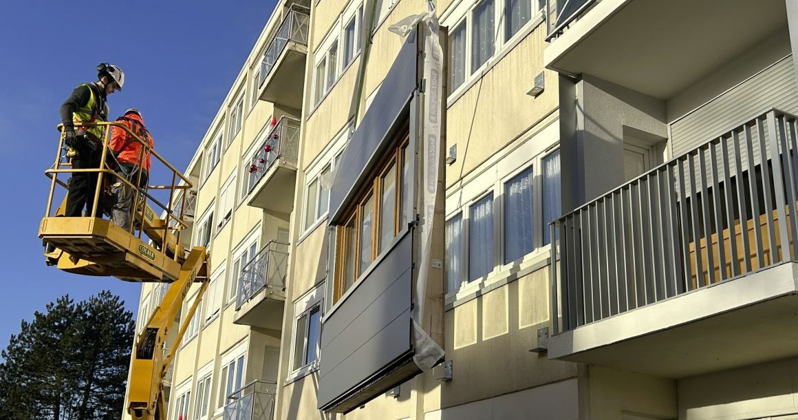 Rapporter une façade préfabriquée demande la mobilisation de moyens de levage spécifiques. (ici : rénovation de logements sociaux à Thiais) 