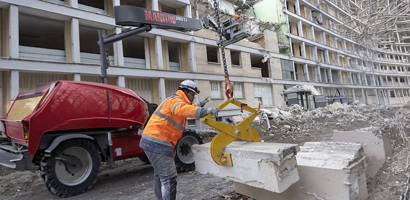 Loin des clichés sur la démolition, le réemploi oblige à un travail précis préservant les matériaux.