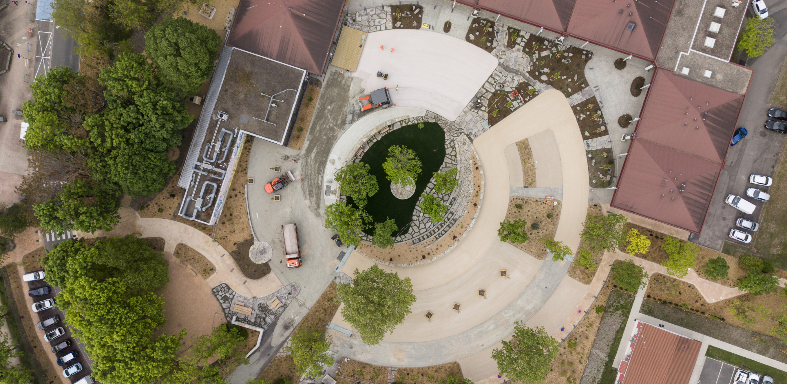 Travaux de reconditionnent de la Place Joseph Moron à Riom (63), avec aménagement paysager réalisé par Eurovia et Deat Paysages.
