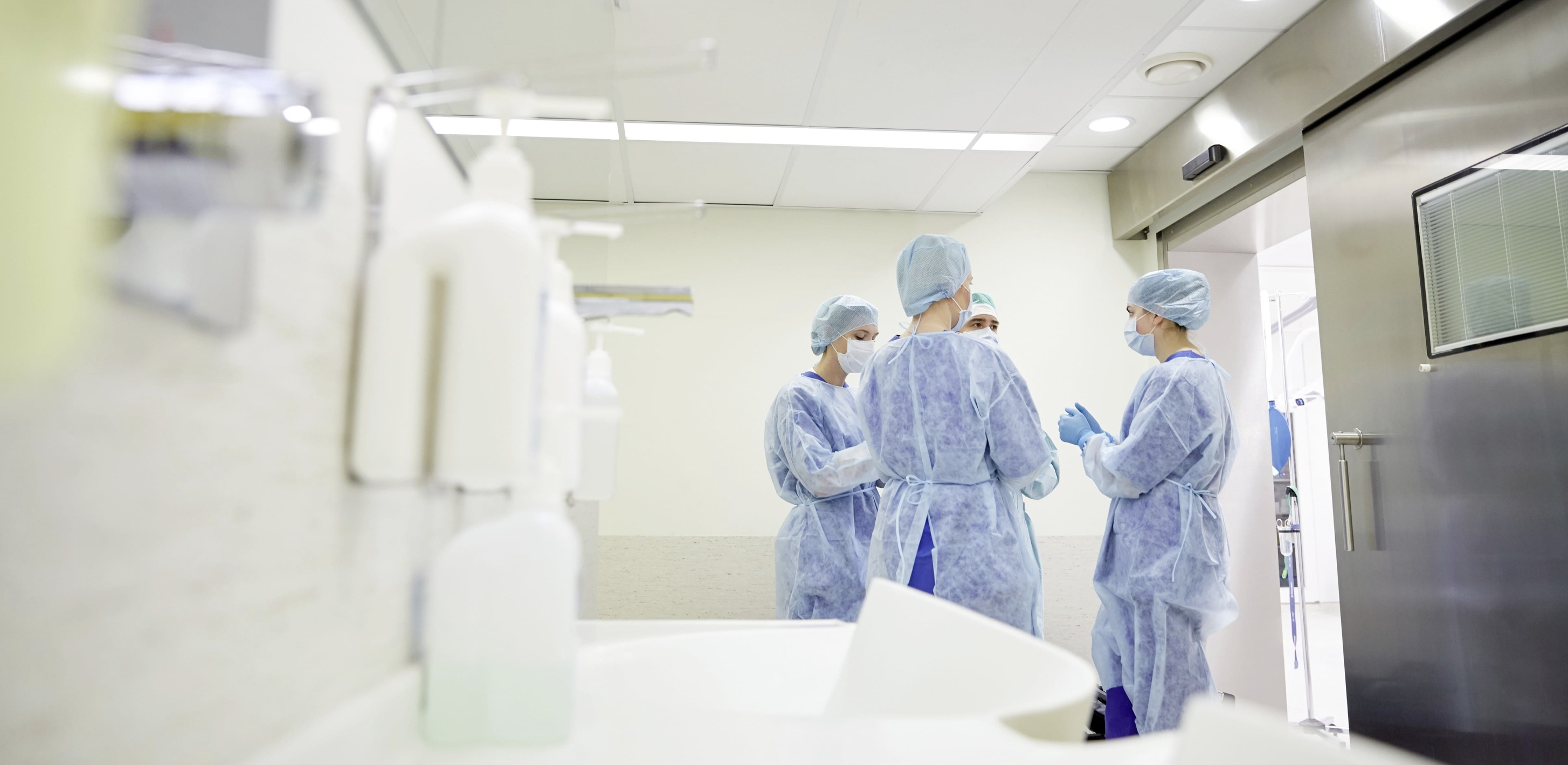 Dans le contexte hospitalier, le sas joue un rôle important d'interface opérationnelles en régulant les allées et venues des professionnels de santé. 