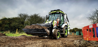 Le chargeuse-pelleteuse 3CX Hydrogen est le premier engin à hydrogène commercialisé par JCB.  